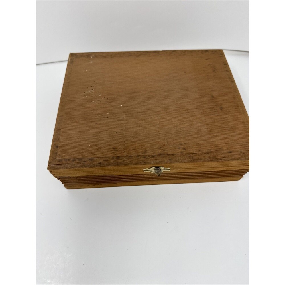 Vintage House of Windsor, Cedar Wood Cigar Box 1950’s 15 cents latched - Picture 4 of 11